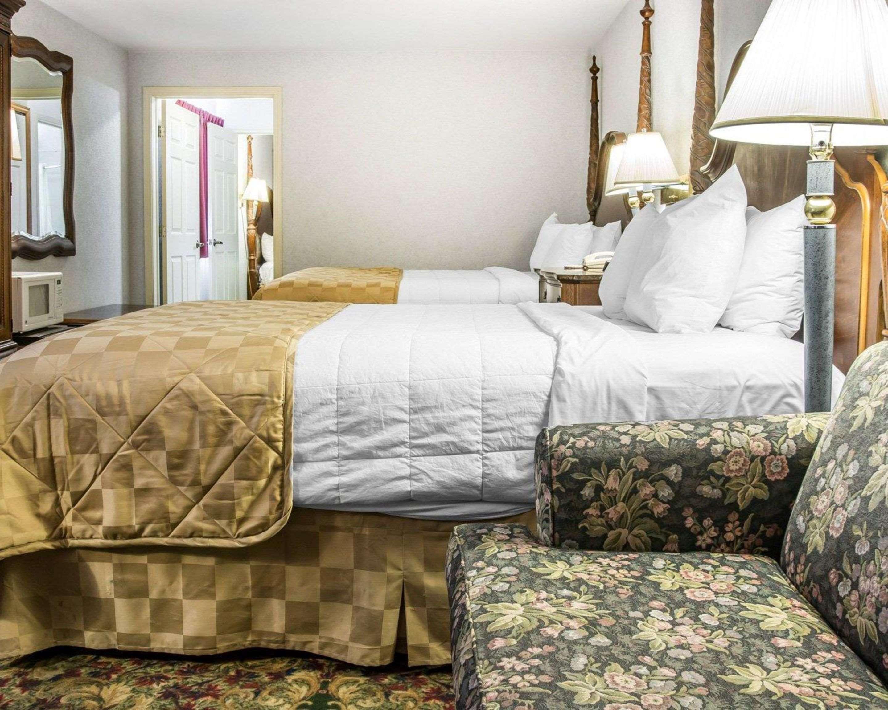 Clarion Hotel Beachfront Mackinaw City Exterior photo