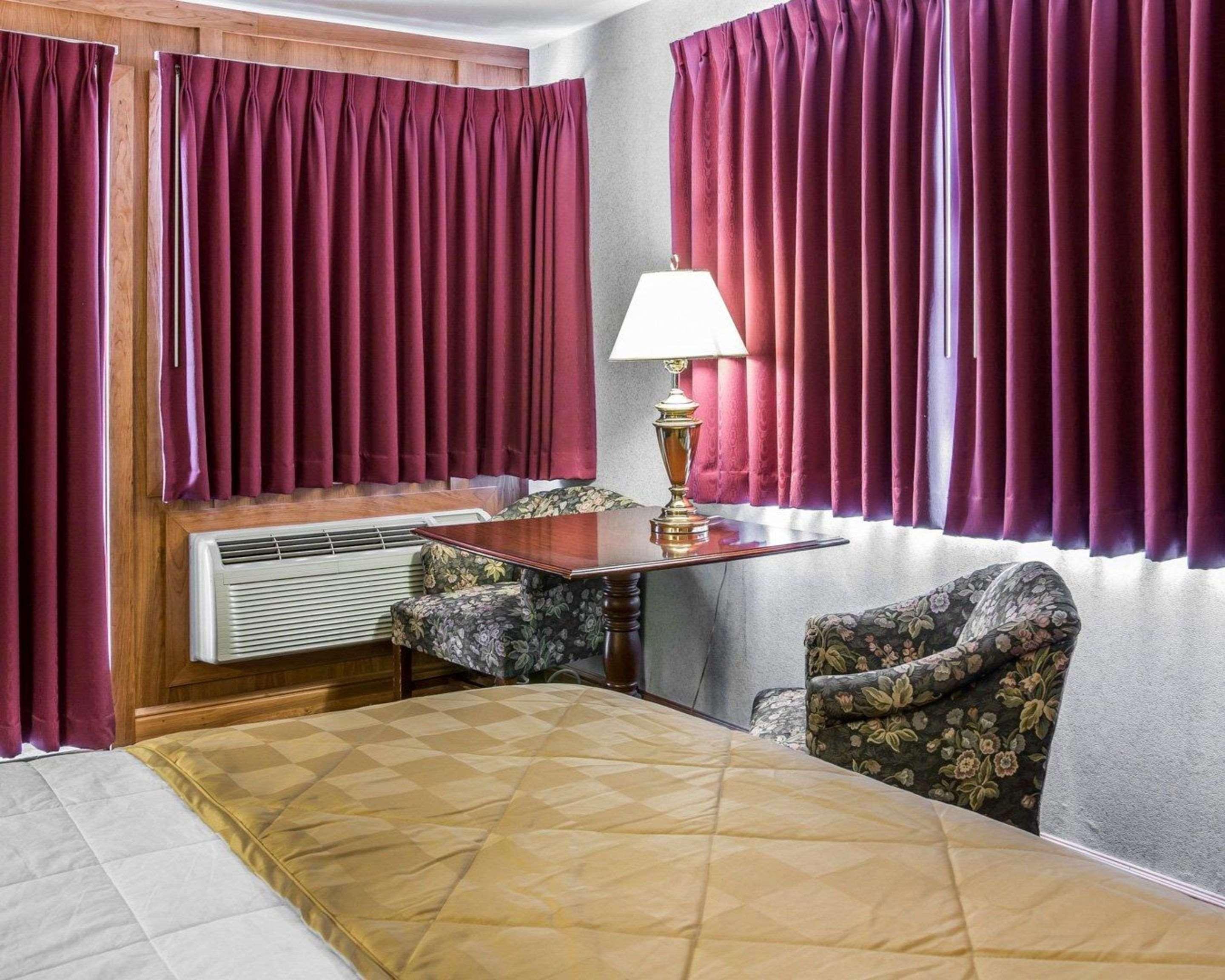 Clarion Hotel Beachfront Mackinaw City Exterior photo