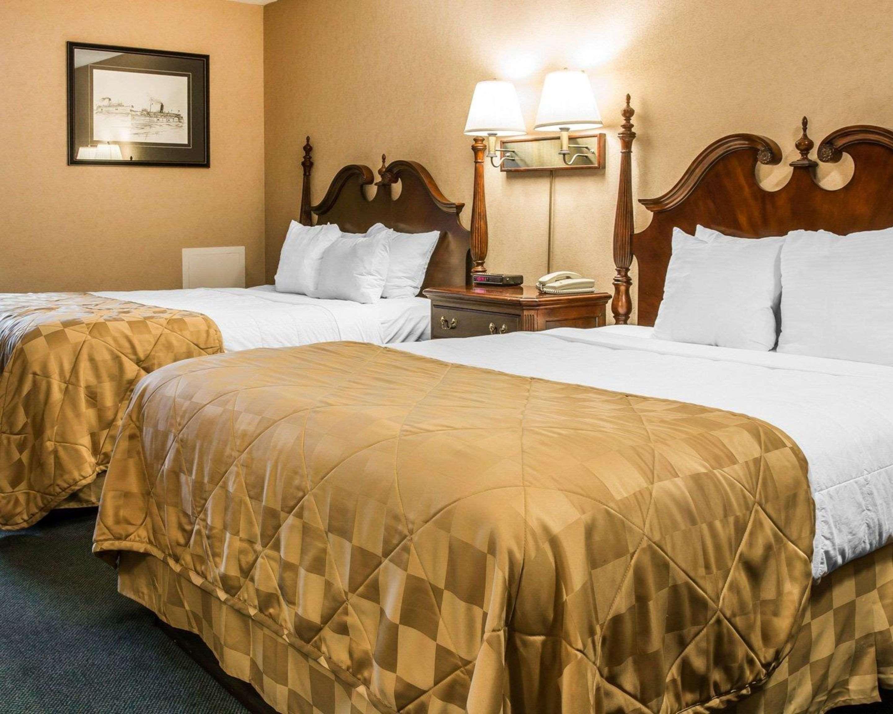 Clarion Hotel Beachfront Mackinaw City Exterior photo