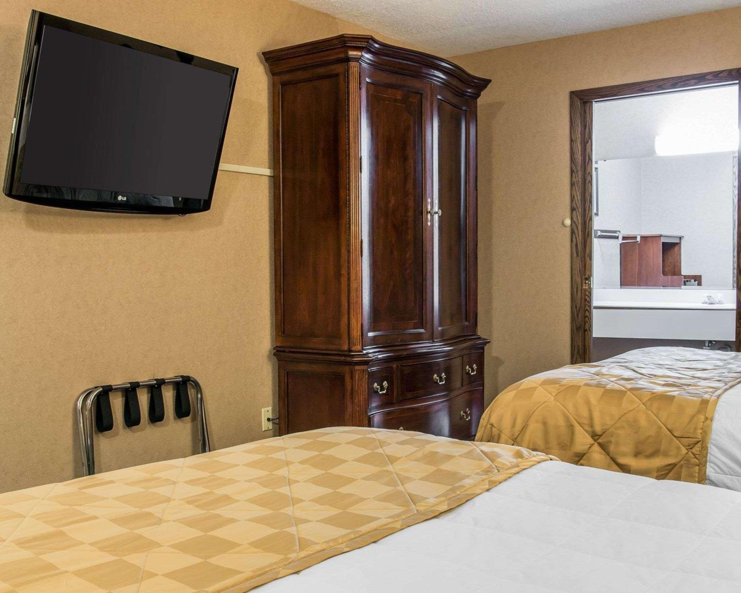 Clarion Hotel Beachfront Mackinaw City Exterior photo