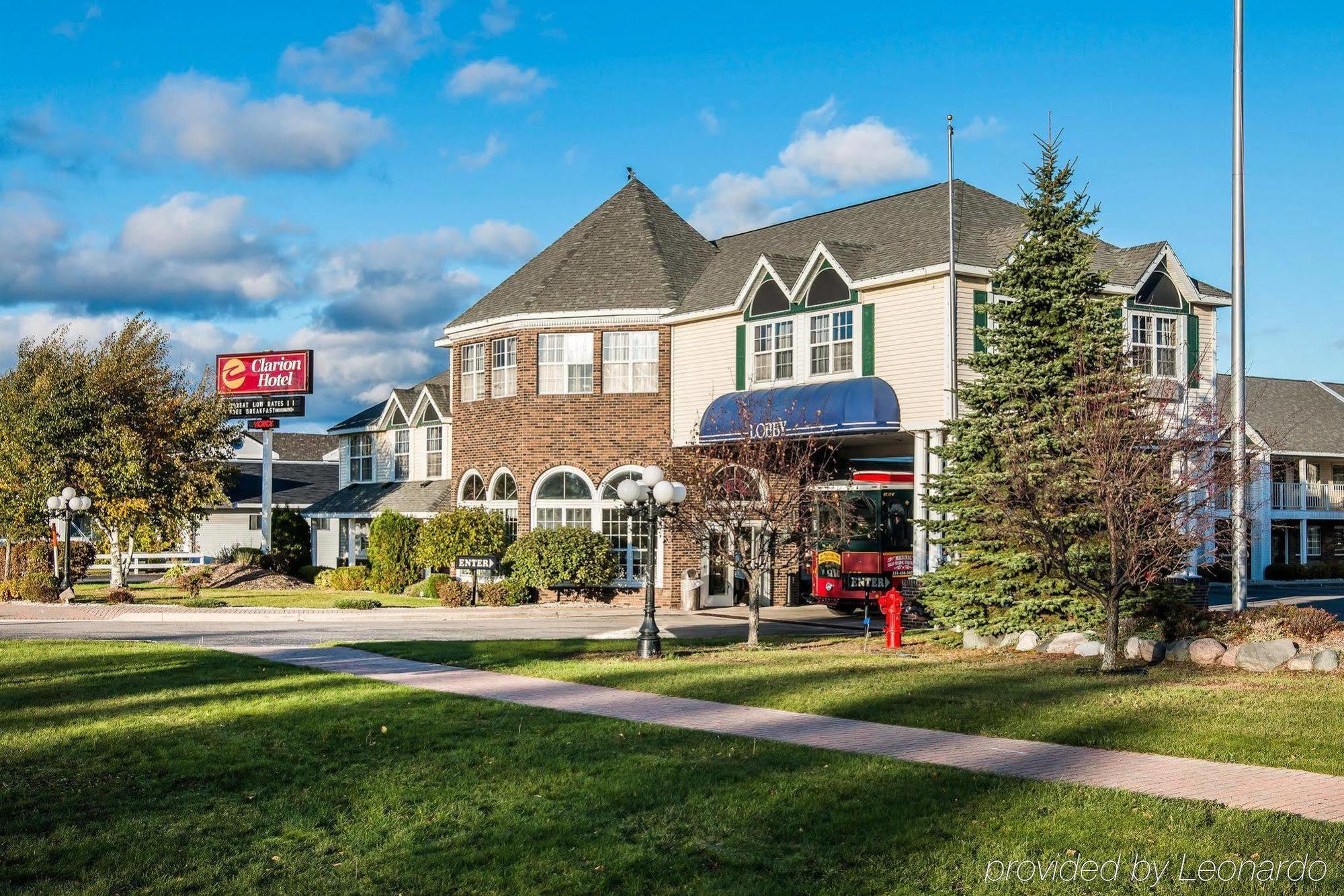 Clarion Hotel Beachfront Mackinaw City Exterior photo
